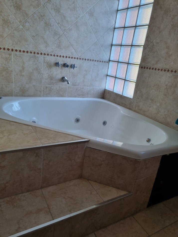 CASA A LA VENTA EN CALLE EL GUAYACAN
