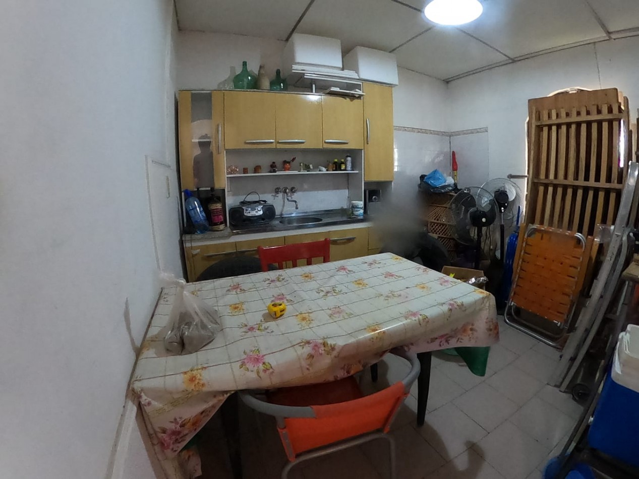 AV Almafuerte al 885 - AMPLIA CASA EN VENTA CON LOCALES COMERCIALES 