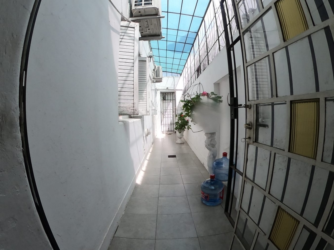 AV Almafuerte al 885 - AMPLIA CASA EN VENTA CON LOCALES COMERCIALES 