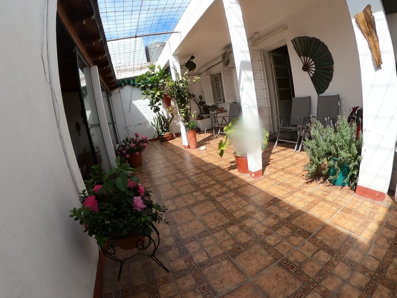 AV Almafuerte al 885 - AMPLIA CASA EN VENTA CON LOCALES COMERCIALES 