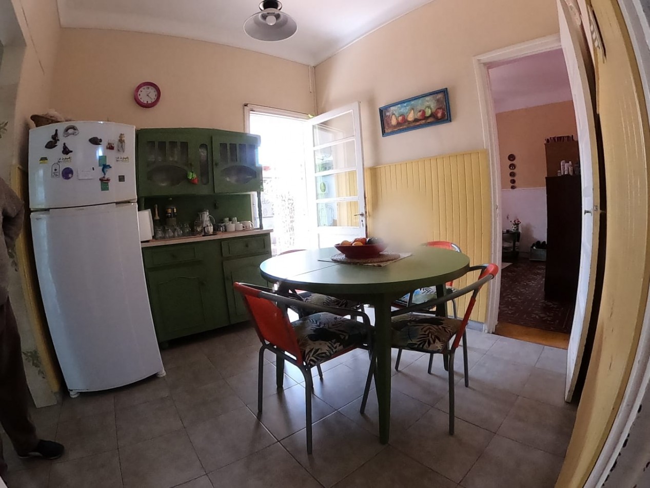 AV Almafuerte al 885 - AMPLIA CASA EN VENTA CON LOCALES COMERCIALES 