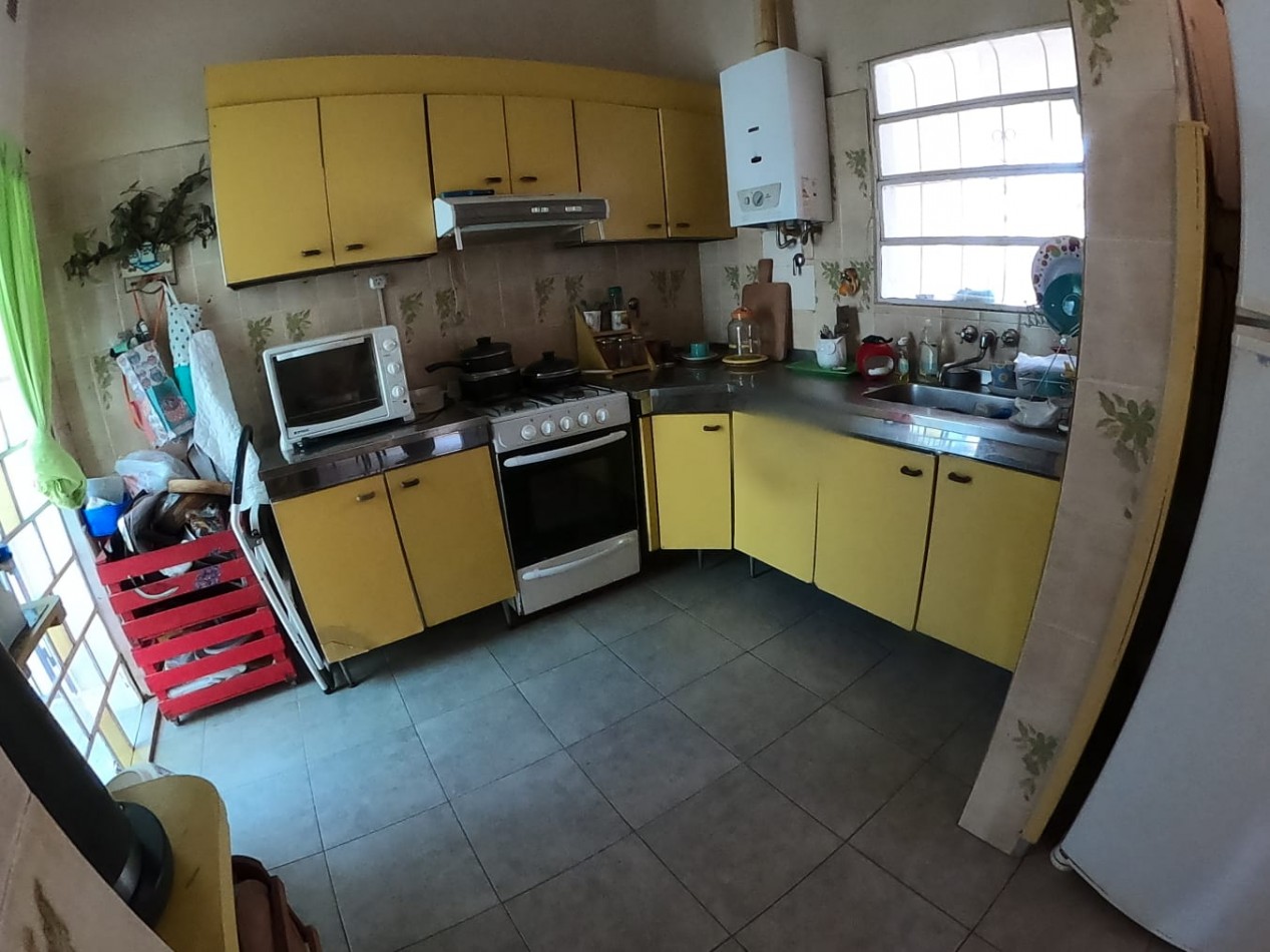 AV Almafuerte al 885 - AMPLIA CASA EN VENTA CON LOCALES COMERCIALES 