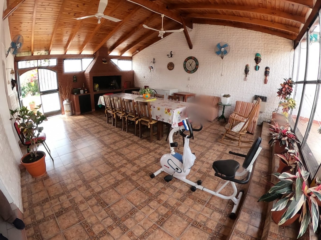 AV Almafuerte al 885 - AMPLIA CASA EN VENTA CON LOCALES COMERCIALES 