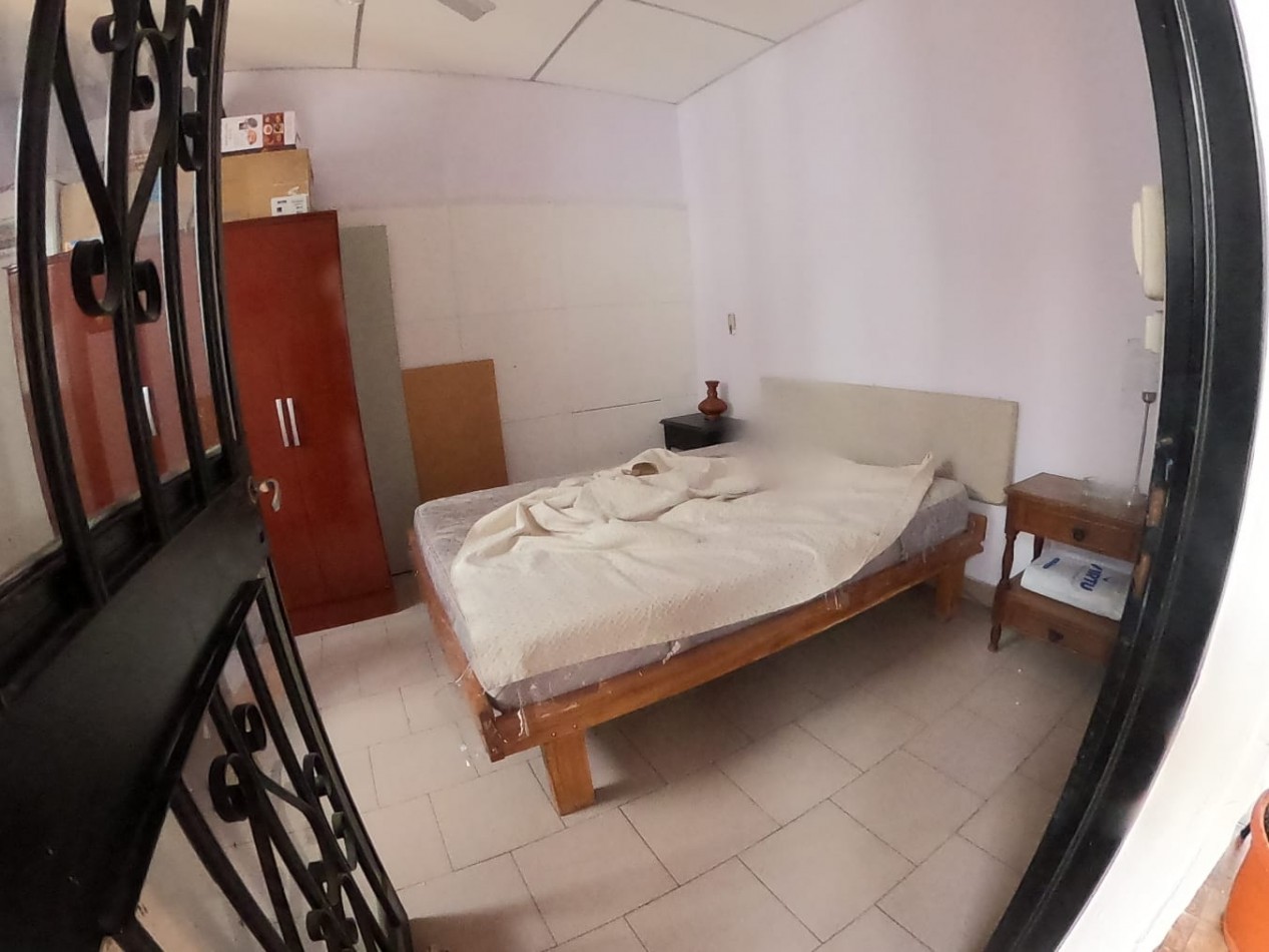 AV Almafuerte al 885 - AMPLIA CASA EN VENTA CON LOCALES COMERCIALES 