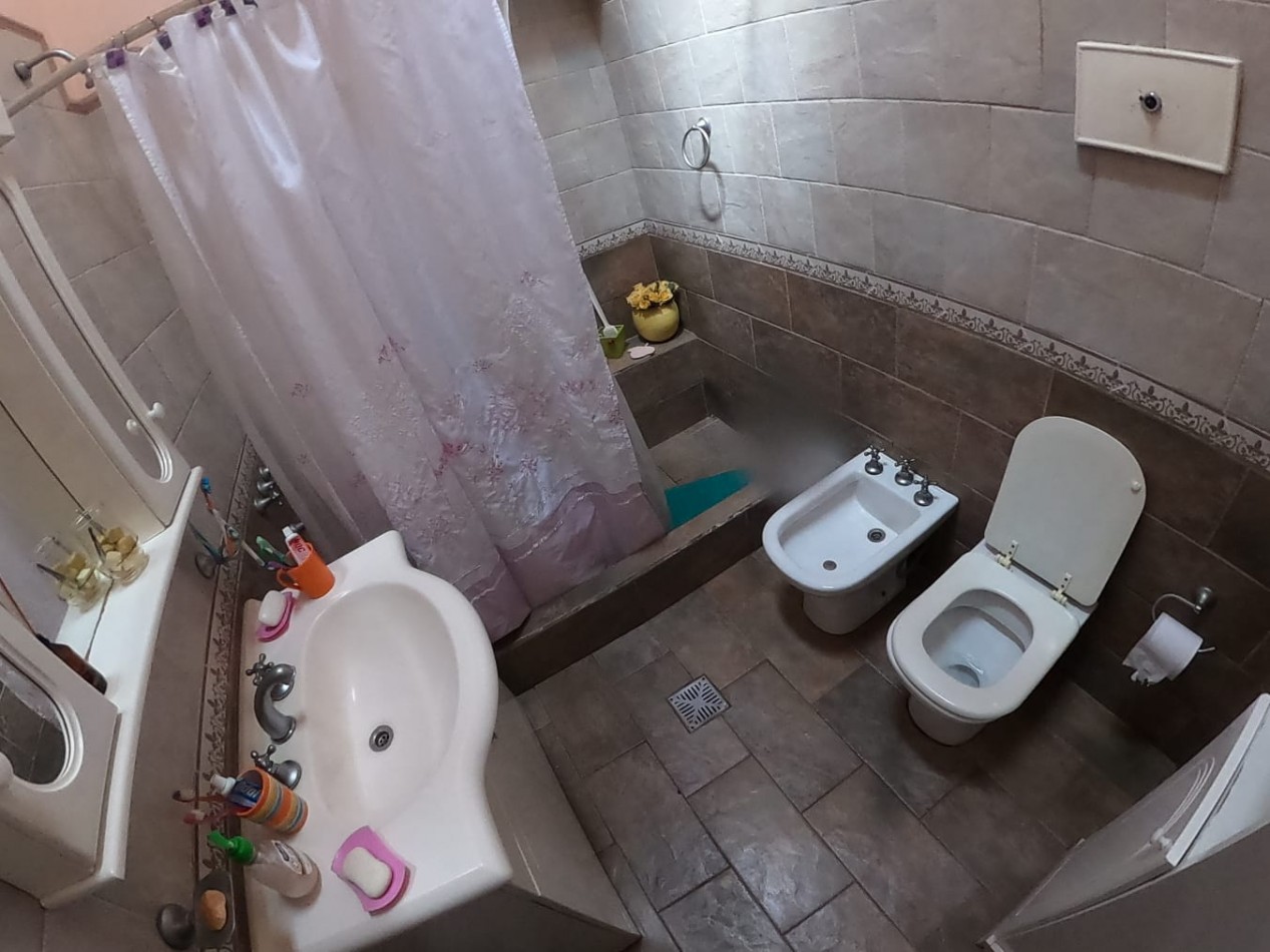 AV Almafuerte al 885 - AMPLIA CASA EN VENTA CON LOCALES COMERCIALES 