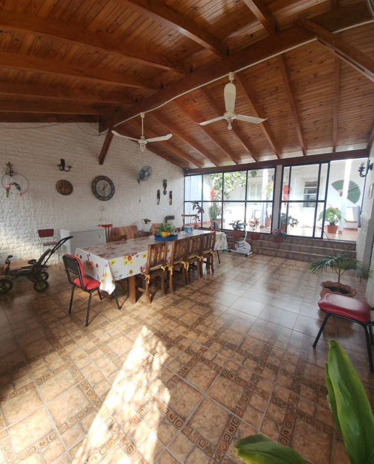 AV Almafuerte al 885 - AMPLIA CASA EN VENTA CON LOCALES COMERCIALES 