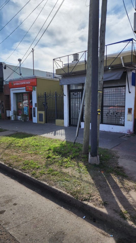 AV Almafuerte al 885 - AMPLIA CASA EN VENTA CON LOCALES COMERCIALES 