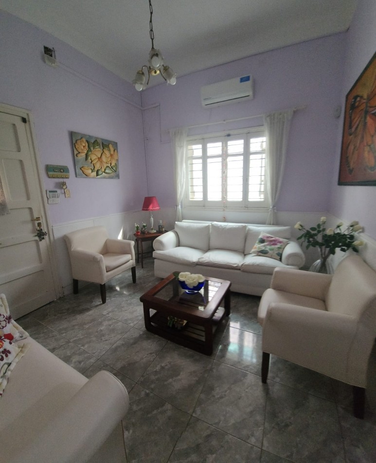 AV Almafuerte al 885 - AMPLIA CASA EN VENTA CON LOCALES COMERCIALES 