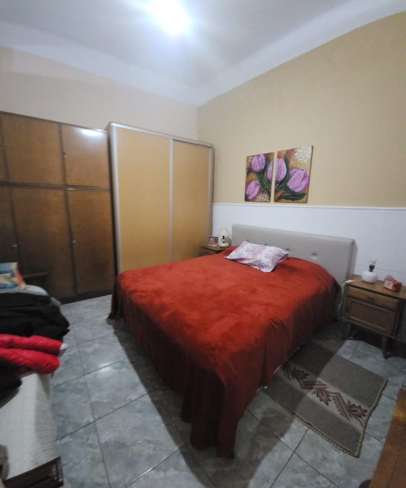 AV Almafuerte al 885 - AMPLIA CASA EN VENTA CON LOCALES COMERCIALES 