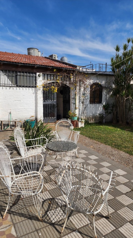 AV Almafuerte al 885 - AMPLIA CASA EN VENTA CON LOCALES COMERCIALES 
