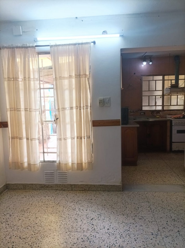 VENDO CASA EN CALLE JOSE DELGADO ( ZONA ALMA FUERTE, SUPER VEA)