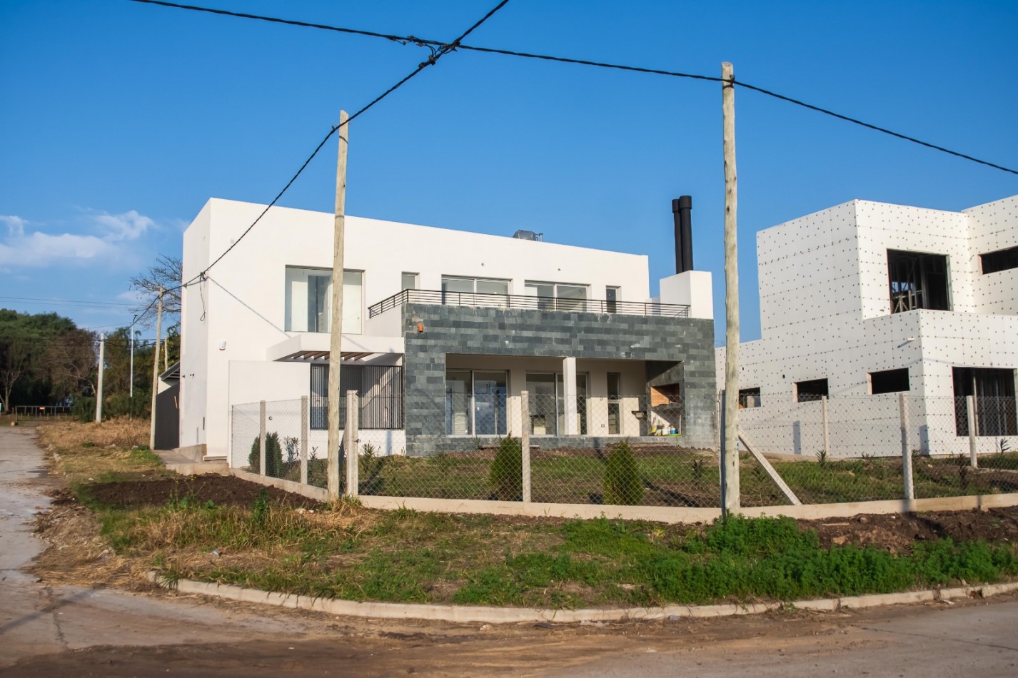 CASA EN ALQUILER  A ESTRENAR EN ZONA LOPEZ JORDAN Y DARWIN 