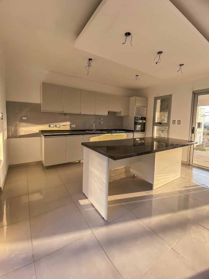 CASA EN ALQUILER  A ESTRENAR EN ZONA LOPEZ JORDAN Y DARWIN 