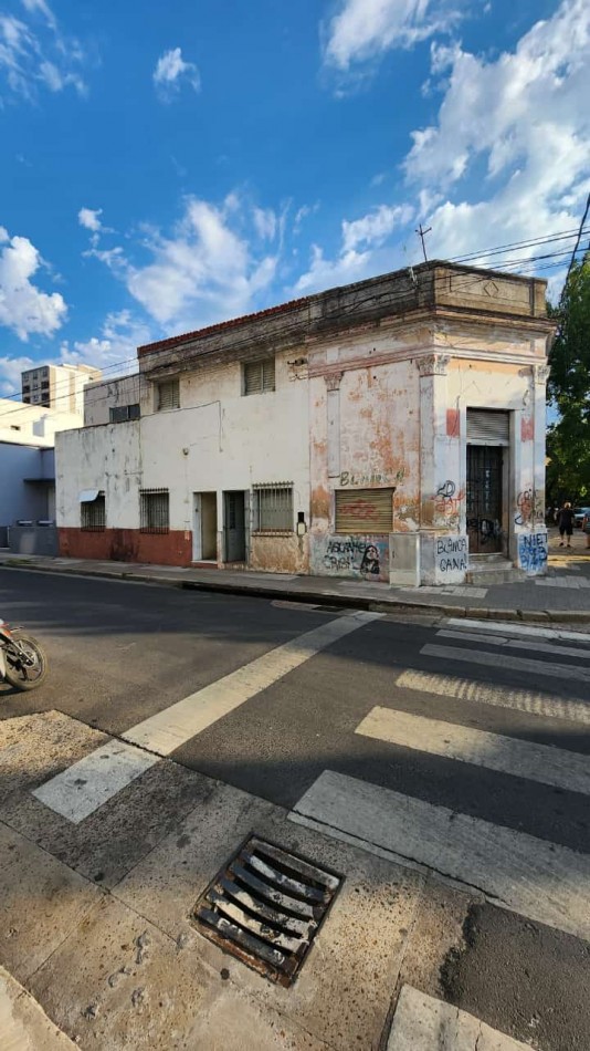 25 DE JUNIO Y CATAMARCA CASA A LA VENTA A RECICLAR