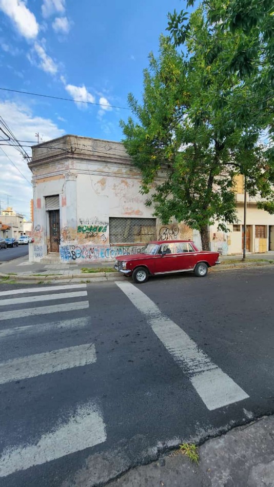25 DE JUNIO Y CATAMARCA CASA A LA VENTA A RECICLAR