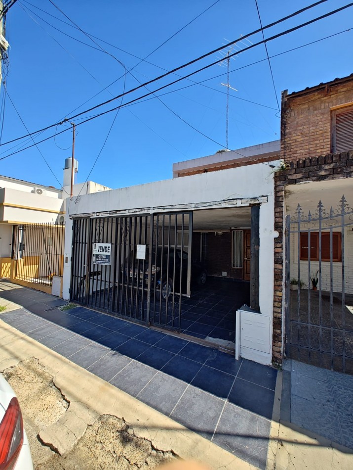 VENDO CASA EN CALLE JOSE DELGADO ( ZONA ALMA FUERTE, SUPER VEA)