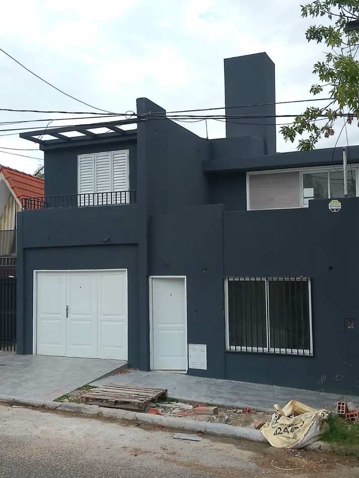 CALLE MONZON (Zona Artigas y Santos Dominguez )  casa en venta refuncionalizada