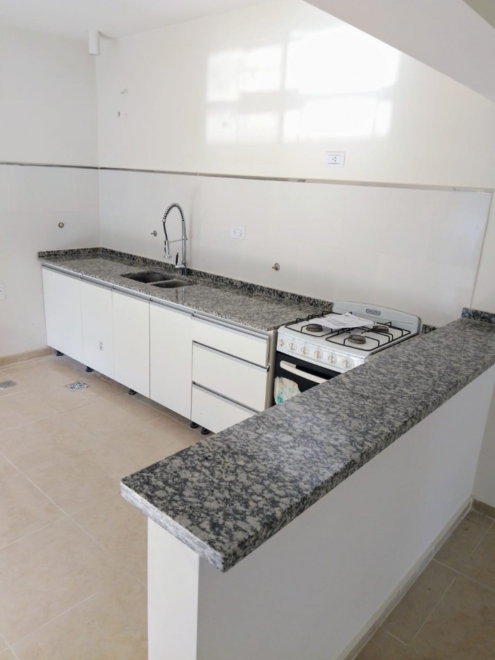 CALLE MONZON (Zona Artigas y Santos Dominguez )  casa en venta refuncionalizada