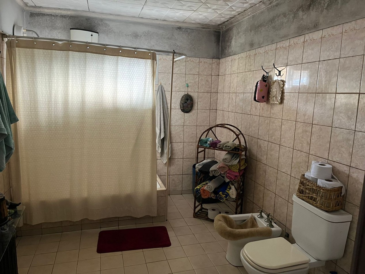 Casa con local en venta zona Gazzano de la Ciudad de Parana , en esquina con las calles  Hasenkamp y Viale