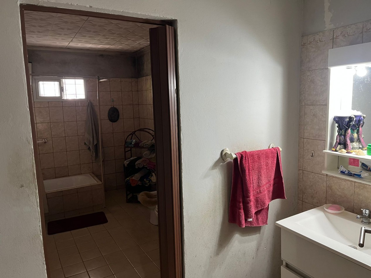Casa con local en venta zona Gazzano de la Ciudad de Parana , en esquina con las calles  Hasenkamp y Viale