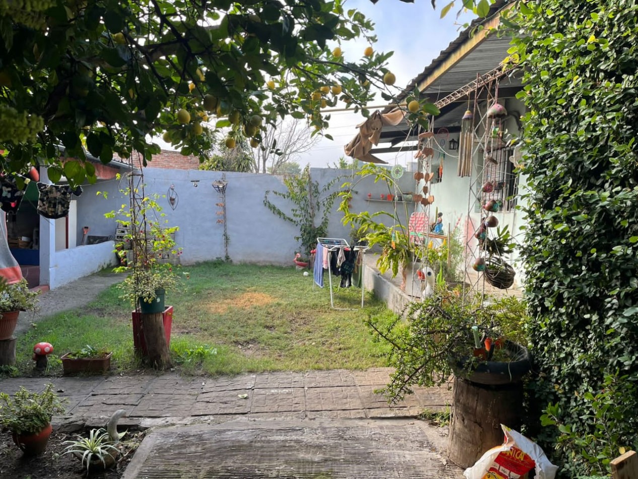 Casa con local en venta zona Gazzano de la Ciudad de Parana , en esquina con las calles  Hasenkamp y Viale