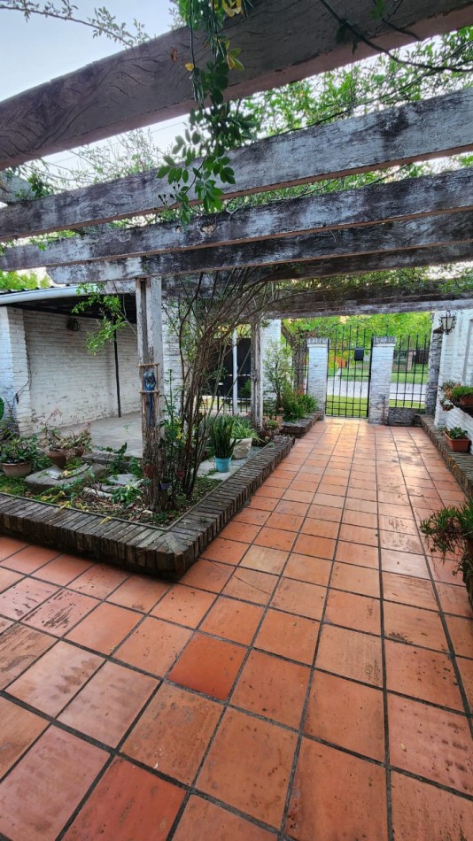 CASA A LA VENTA EN CALLE GOBERNADOR PARERA 