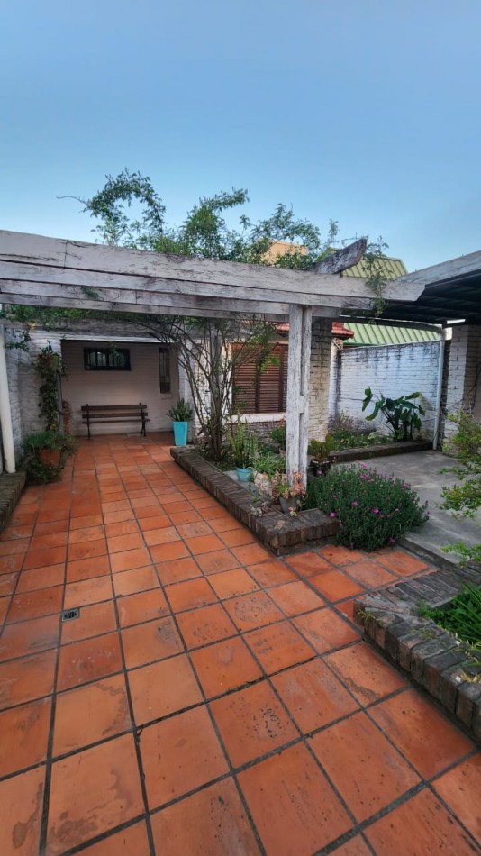 CASA A LA VENTA EN CALLE GOBERNADOR PARERA 