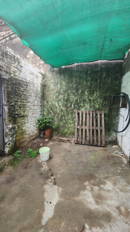 Casa en venta a reciclar  en Calle Lechiguanas! a 100 m de la Universidad Tecnologica Nacional