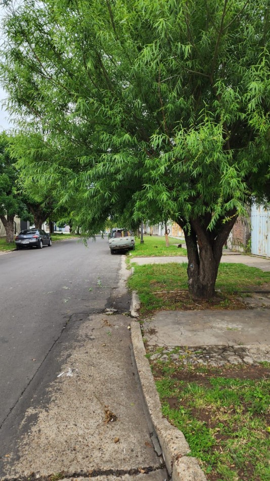 Casa en venta a reciclar  en Calle Lechiguanas! a 100 m de la Universidad Tecnologica Nacional