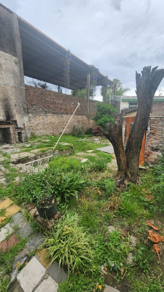 Casa en venta a reciclar  en Calle Lechiguanas! a 100 m de la Universidad Tecnologica Nacional