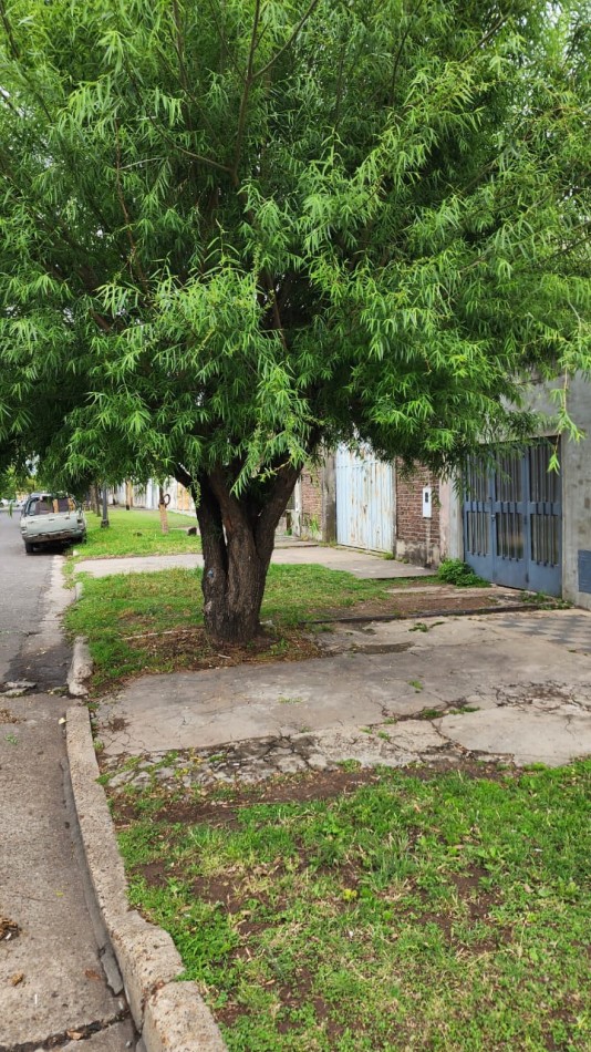 Casa en venta a reciclar  en Calle Lechiguanas! a 100 m de la Universidad Tecnologica Nacional