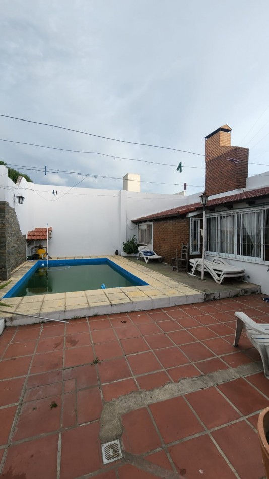 CASA A LA VENTA EN AVENIDA RAMIREZ CON QUINCHO Y PILETA 