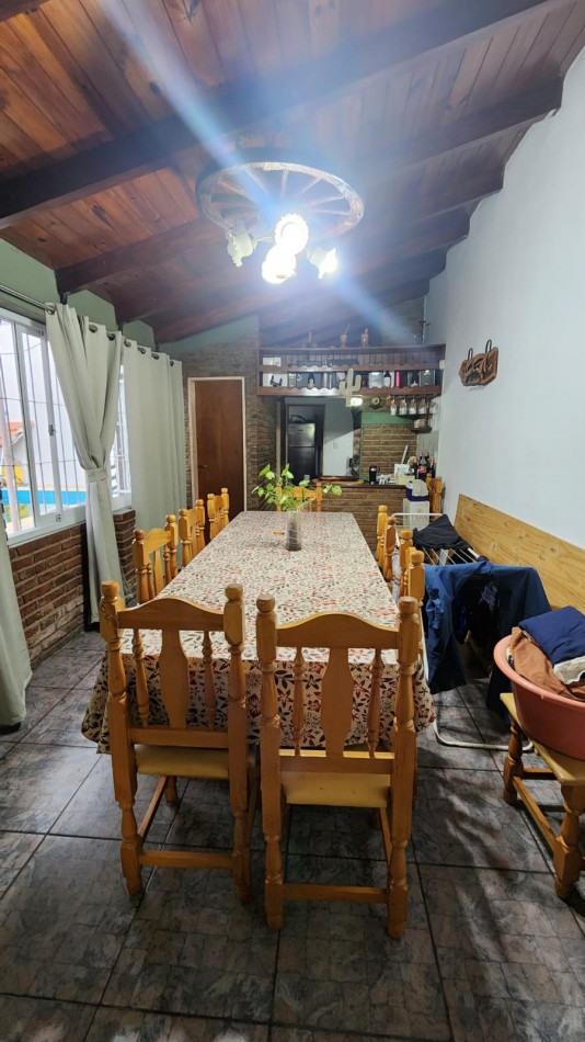 CASA A LA VENTA EN AVENIDA RAMIREZ CON QUINCHO Y PILETA 