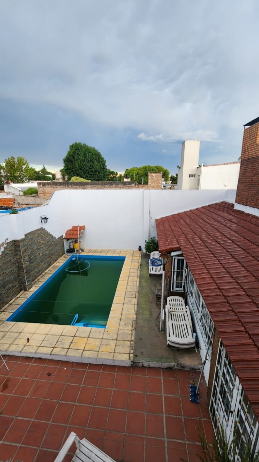 CASA A LA VENTA EN AVENIDA RAMIREZ CON QUINCHO Y PILETA 