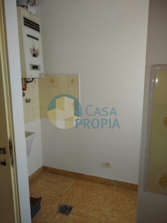 DEPARTAMENTO EN CALLE PELLEGRINI A METROS DE BAVIO 2º PISO POR ESCALERA.