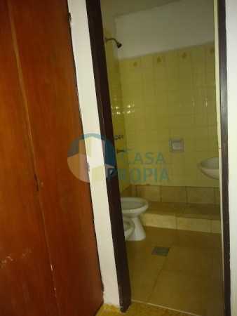 DEPARTAMENTO EN CALLE PELLEGRINI A METROS DE BAVIO 2º PISO POR ESCALERA.