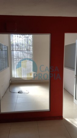 VENDO CASONA  PARA USO COMERCIAL  EN CALLE ALSINA Y FELICIANO (ESQUINA)