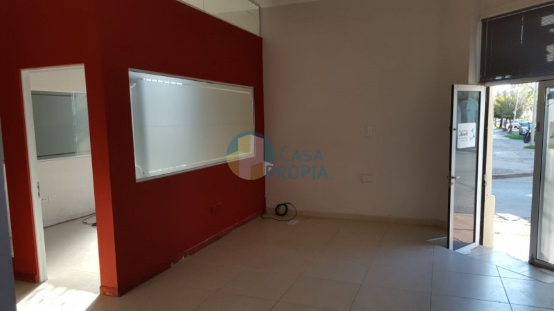 VENDO CASONA  PARA USO COMERCIAL  EN CALLE ALSINA Y FELICIANO (ESQUINA)