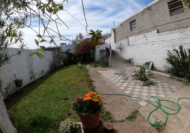 AV Almafuerte al 885 - AMPLIA CASA EN VENTA CON LOCALES COMERCIALES 