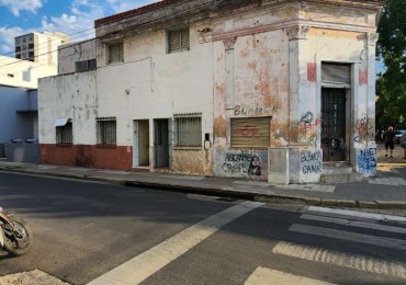 25 DE JUNIO Y CATAMARCA CASA A LA VENTA A RECICLAR