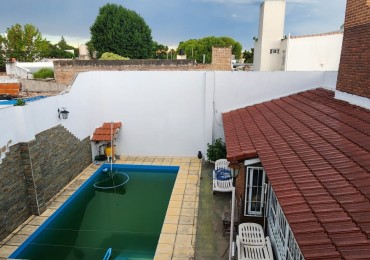 CASA A LA VENTA EN AVENIDA RAMIREZ CON QUINCHO Y PILETA 